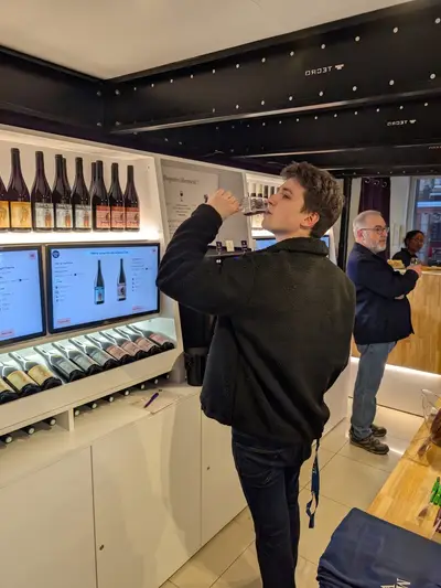 Sala de cata: 8 vinos servidos y explicados en el área de bienvenida del museo